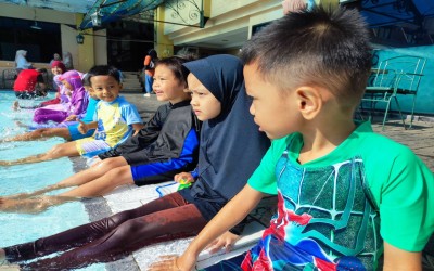 Keceriaan Ekstrakurikuler Berenang KB-TK Dirasatul Aulad Jam’atul Ikhwan Surakarta